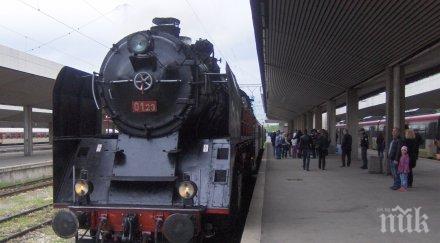атракционен влак парен локомотив вагон царската композиция корона експрес пътува софия кюстендил снимки