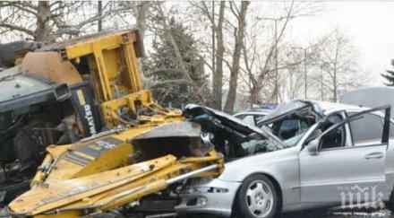 кървав инцидент дупница кола заби багер шофьорът загина