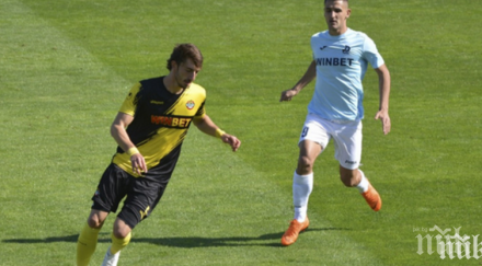 футболна мълния сините близо мощен трансферен удар