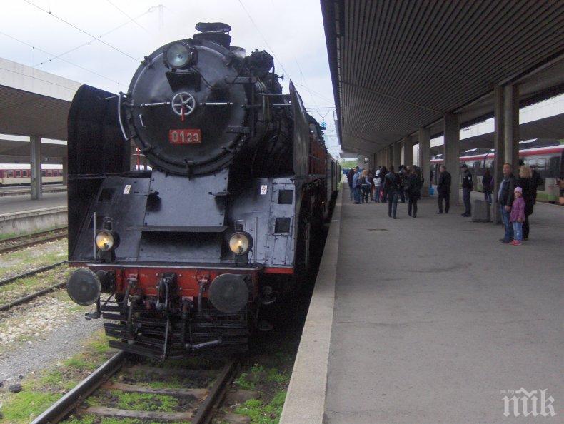 Атракционен влак с парен локомотив и вагон от царската композиция „Корона експрес” ще пътува между София и Кюстендил (СНИМКИ)