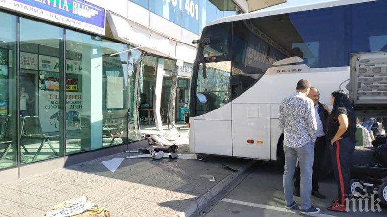 ИНЦИДЕНТ: Автобус отнесе офис на автогара Сердика (СНИМКИ)