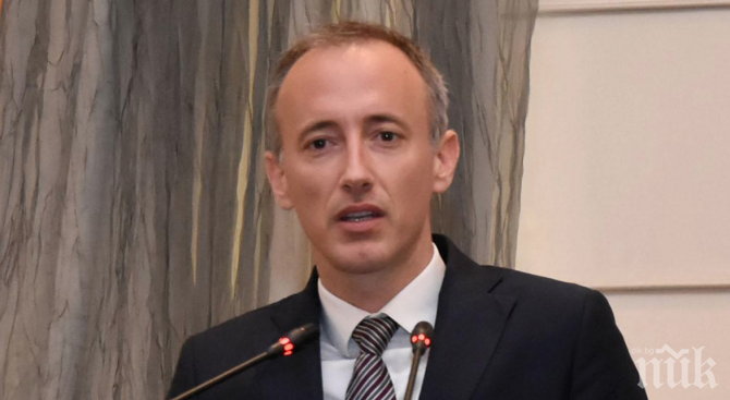 Министър Вълчев с тежки думи за скандала в сливенските училища: Има политическа намеса
