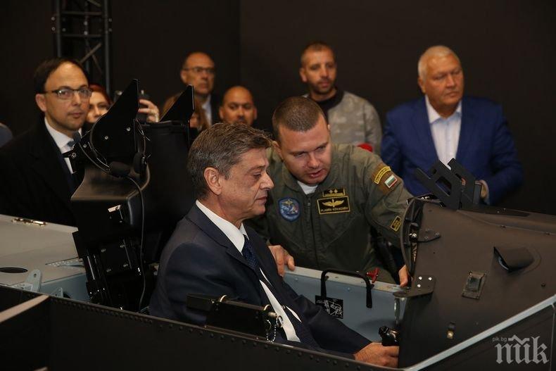 Ген. Константин Попов демонстрира елементи от висшия пилотаж на новия тренажор на самолет PC-9M 