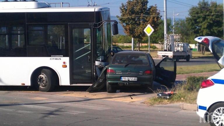 Автобус и кола се удариха в столичния квартал Дружба