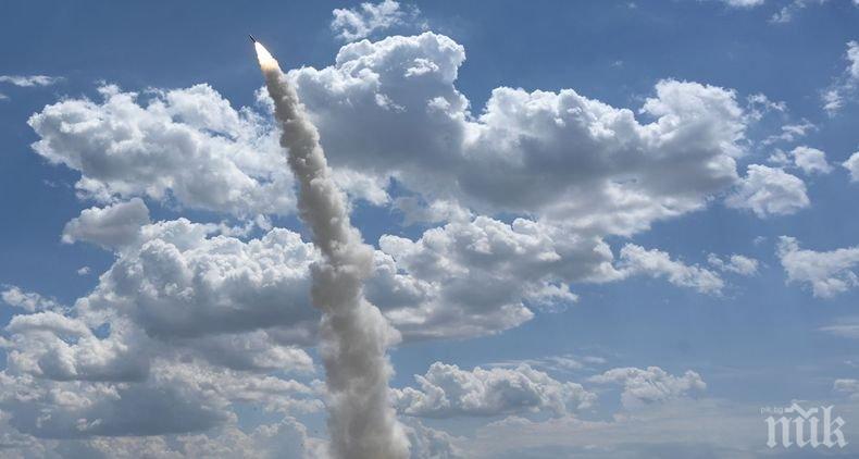 Шок: Американска ядрена ракета прелетяла край пътнически самолет

 