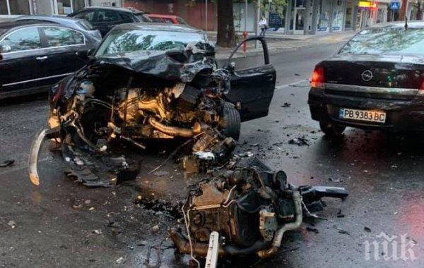 ПЪРВИ ПОДРОБНОСТИ: Автобус на градския транспорт и кола са се помлели в Пловдив - карат шофьор в болница (СНИМКИ)