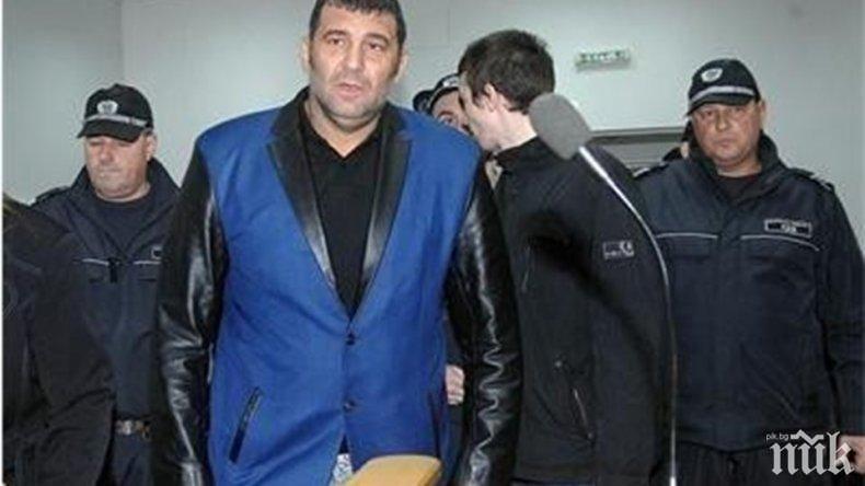 ПЪЛНА ЛУДНИЦА: Линейка вози Райфъла в съда, той предрича смъртта си