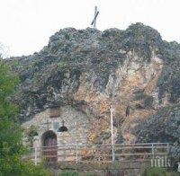 САМО В ПИК! Уникален скален параклис над Трън прави чудеса (СНИМКИ)