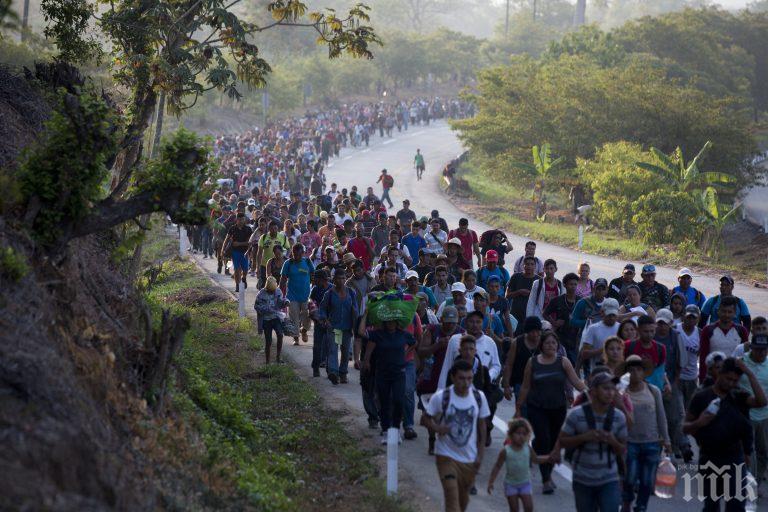 Мексико спря керван от 2000 мигранти, запътили се към САЩ