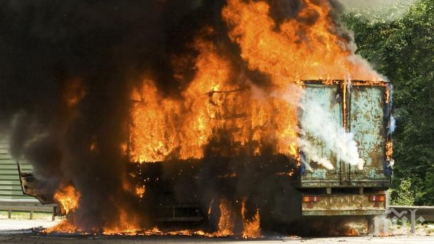 ИЗВЪНРЕДНО: Камион се запали на магистрала Хемус, има хаос и задръстване (СНИМКИ)