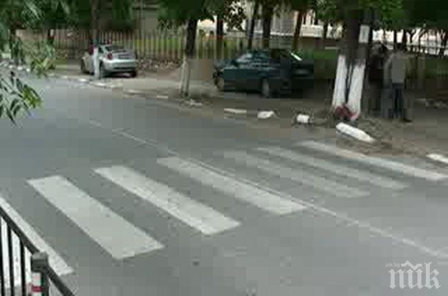 Жена с бус помете пешеходка на зебра