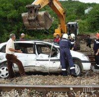 КАСКАДА: Кола кацна върху релсите край село Васил Левски