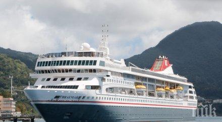 зрелище огромен круизен кораб премина коринтския канал видео