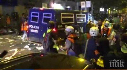 барселона става горещо полицията откри предупредителен огън протестиращите