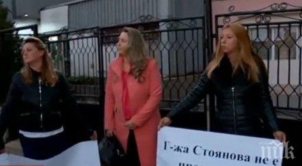 мощен отпор родители учители скочиха протест подкрепа учителката село яна обвинена мургави ученички