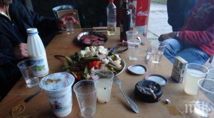 двама обраха сътрапезник