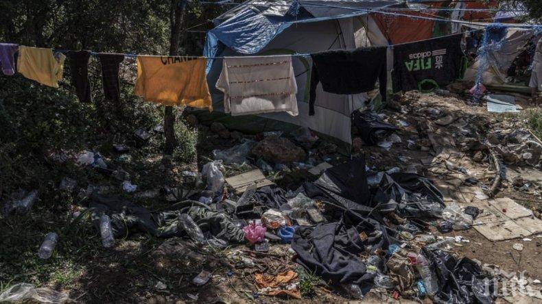 ДИВАЦИ: Сирийци и афганистанци се млатиха на остров Самос - запалиха лагера