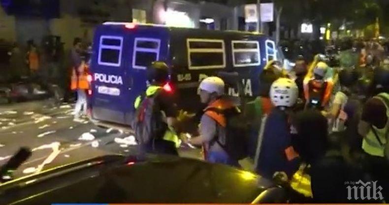 В Барселона става горещо: Полицията откри предупредителен огън срещу протестиращите
