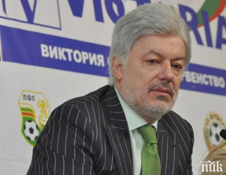 ПО ВРЕМЕ НА ФУТБОЛНАТА БУРЯ: Бившият президент на БФС и настоящ член на Изпълкома Вальо Михов... ПО ВРЕМЕ НА ФУТБОЛНАТА БУРЯ: Бившият президент на БФС и настоящ член на Изпълкома Вальо Михов...