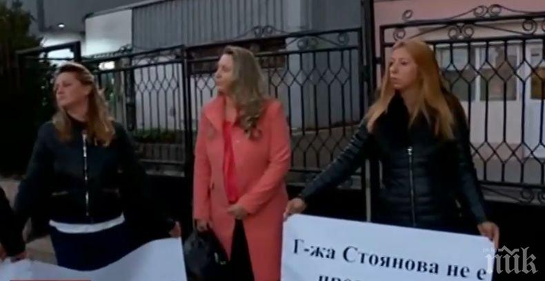 МОЩЕН ОТПОР: Родители и учители скочиха на протест в подкрепа на учителката от село Яна, обвинена от мургави ученички 