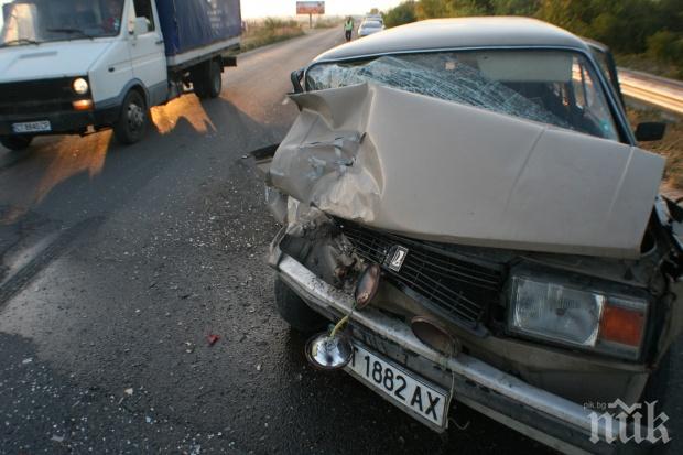 ОТ ПОСЛЕДНИТЕ МИНУТИ: Двама пострадаха при катастрофа на пътя Попово-Търговище