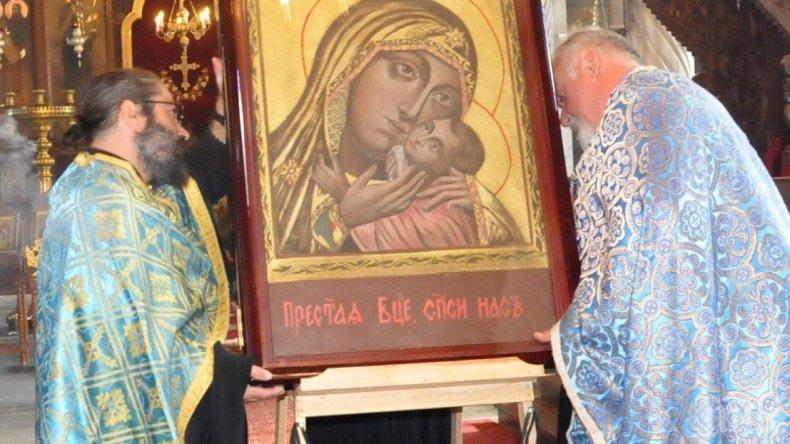Чудотворна икона на Божията майка пристига в Поморие
