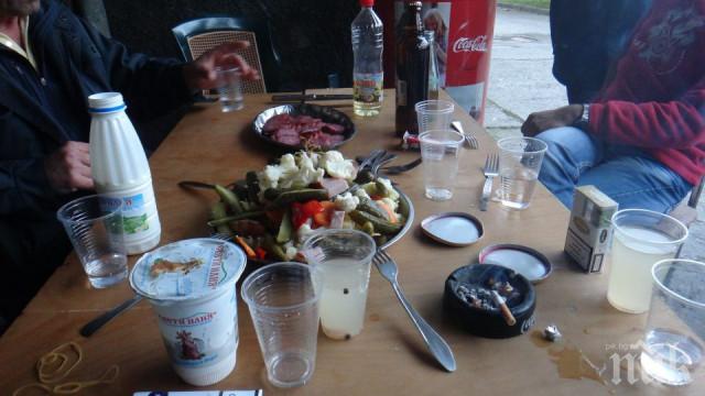 Двама обраха сътрапезник