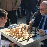 САМО В ПИК: Евродепутатът Александър Йорданов и Христо Йовов в оспорвана битка на площада в Своге (СНИМКИ)