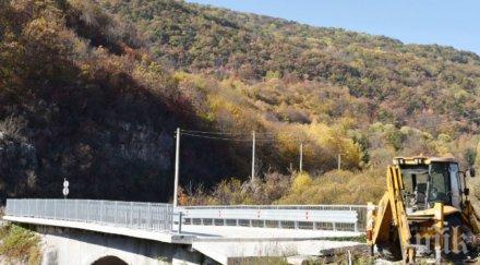 повреденият тежка катастрофа мост трън готов дни