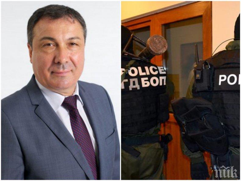 ЕКСКЛУЗИВНО: Спецпрокурори и ГДБОП блокираха Несебър, претърсват домове и офиси на местни политици - влезли са и в къщата на кмета Николай Димитров (ОБНОВЕНА/СНИМКИ)