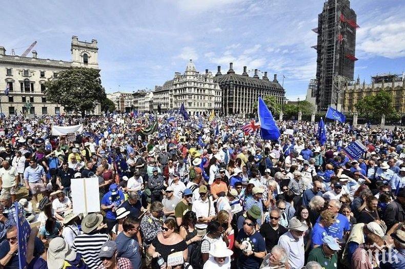 Хиляди протестират срещу Брекзит в центъра на Лондон