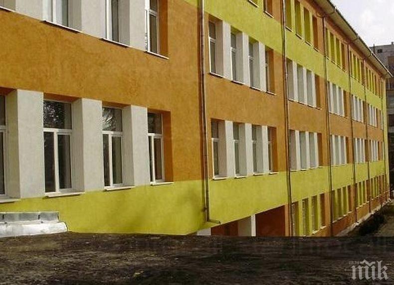 Екшън: Двама карловци нахлуха пияни в двор на училище и спретнаха лют скандал с директора