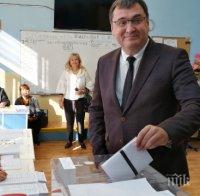 КУРИОЗ: Славчо Атанасов гласува със скъсана бюлетина в Пловдив