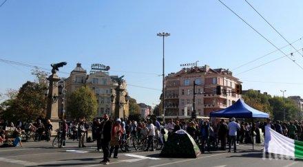 скандал протестър дебъ изпусна нервите аре идвайте племе закъсняло