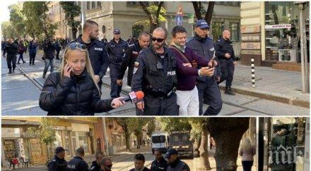 САМО В ПИК: Търговец на презервативи с провокации на "МАРША ЗА ЗАКОННОСТ" пред ВСС - полиция го изведе (СНИМКИ)