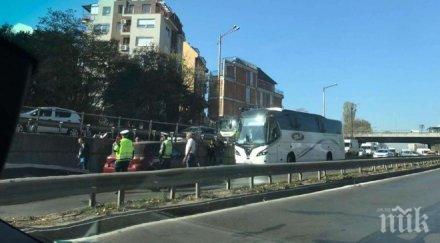 автобус юнион ивкони блъсна кола подуяне движението блокирано