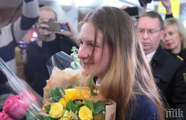 Шпионката Мария Бутина вече е на родна земя. Мария Захарова едва сдържа сълзите си (ВИДЕО)