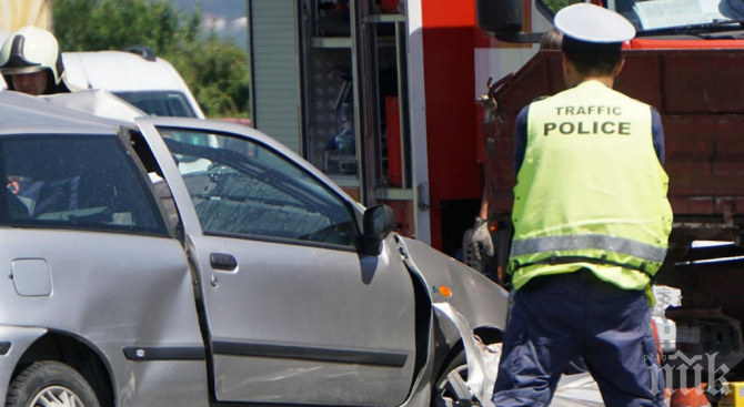 Катастрофа затапи Симеоновско шосе в София, рейс и кола се блъснаха до Подуяне - задръстването е огромно (СНИМКИ)