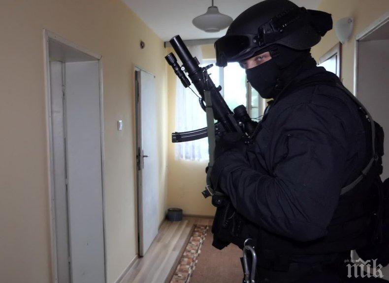 МВР В АКЦИЯ: Спецполицаи нахлуха в циганските махали на Царево и Ахтопол