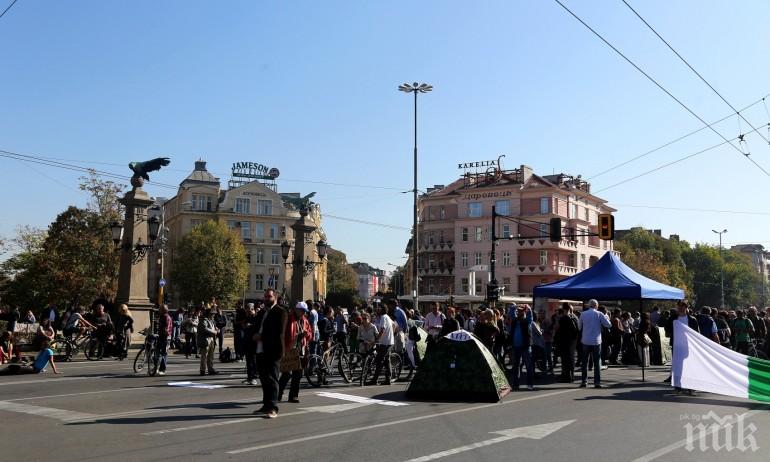 СКАНДАЛ: Протестър от ДеБъ си изпусна нервите: Аре идвайте бе, племе закъсняло