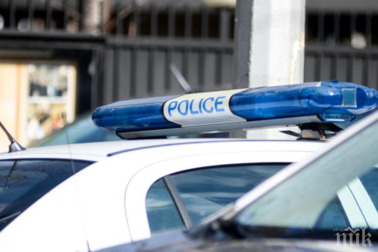 Таксиджия се заби в стълб