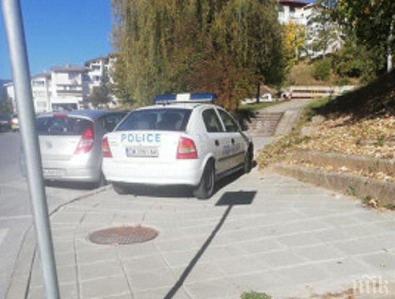 НЯМА ПРОШКА: Глобиха полицай за патрулка на тротоар