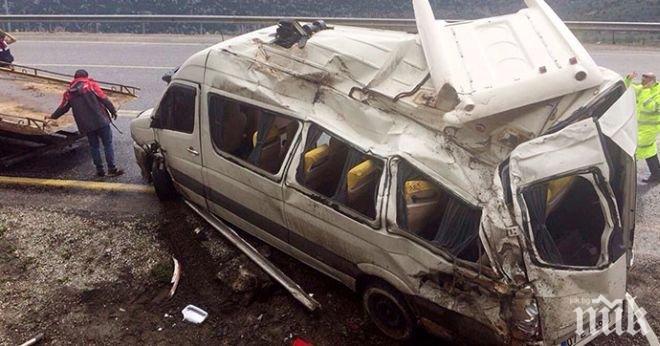 Бус с 13 туристи се разби в Турция