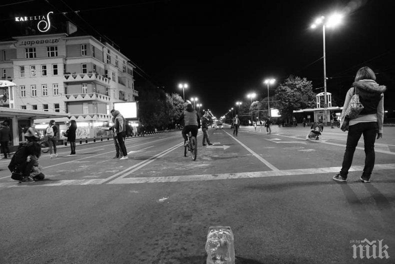 ОРЛОВ МОСТ ПОД ОБСАДА НА 10 ЛУМПЕНИ ОТ ДЕМОКРАТИЧНА БЪЛГАРИЯ. Така ще е и днес! Борисов не дава на МВР да разчисти, трафикът ще е кошмарен