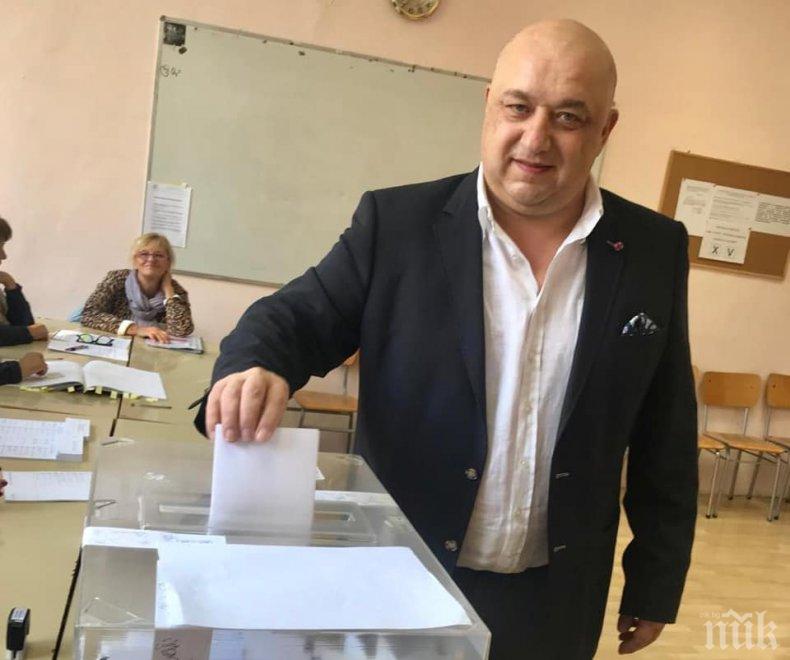 Спортният министър гласува рано сутринта, за да даде пример (СНИМКИ)