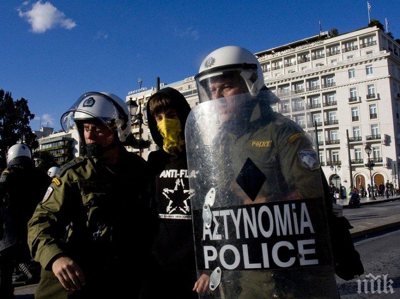 Сблъсъци в Атина! Бой и газ по улиците, анархисти атакуват парламента (ВИДЕО)