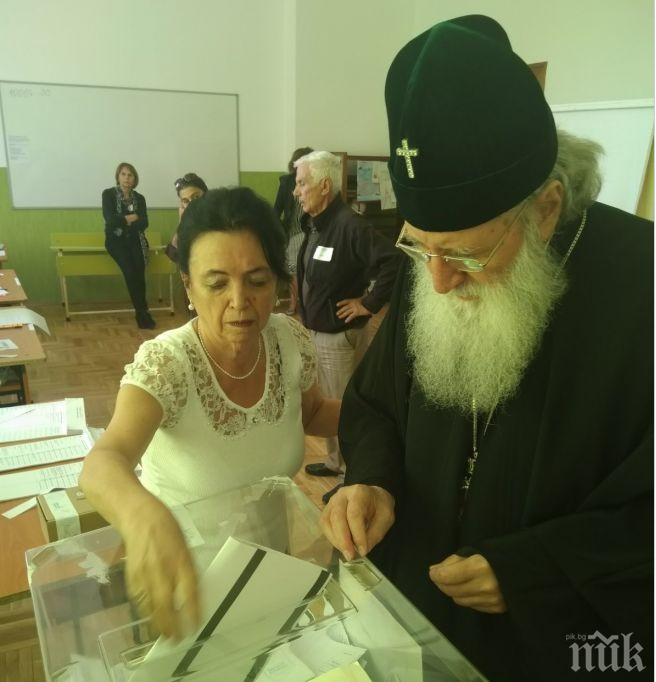 Патриарх Неофит гласува в училище на Графа