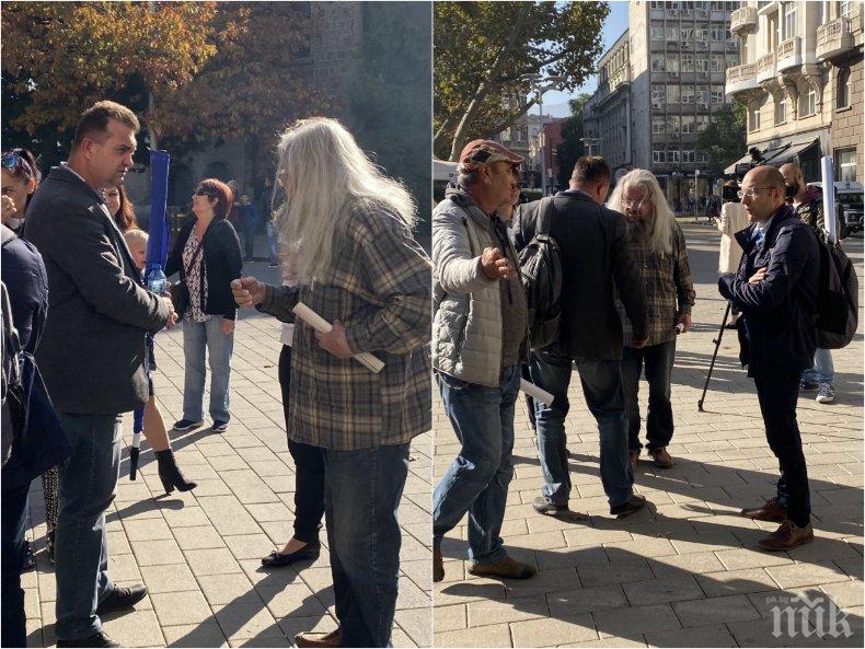 Подсъдимият от Боец, Кольо Босия и още 10 на митинг пред президентството срещу Гешев (СНИМКИ)