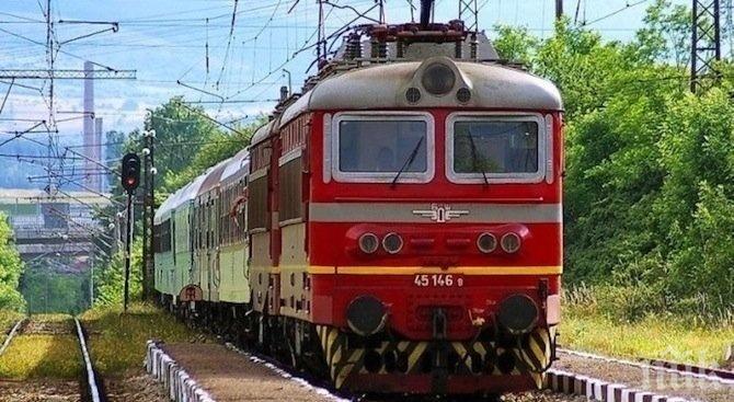 Влак отнесе кола край Разград, няма пострадали 