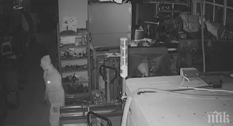 БЪРЗИ РЪЦЕ: Маскирани откраднаха месингови отливки за 100 бона